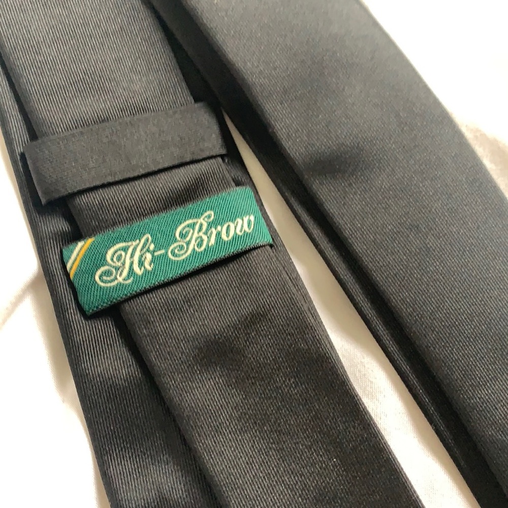 Hi brown skinny black tie